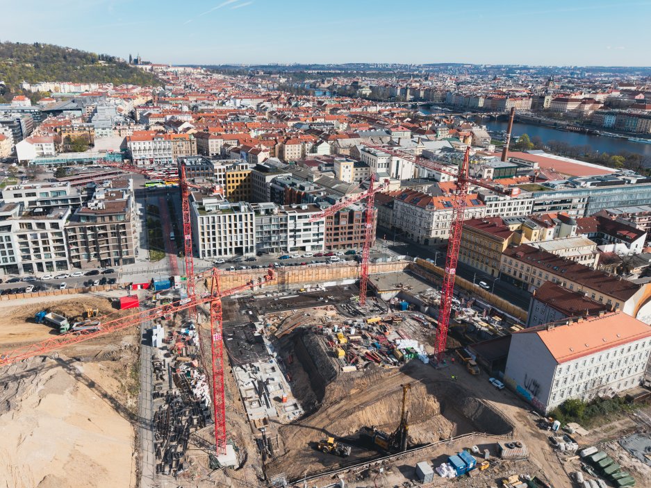 Největší urbanistický projekt v centru Prahy od dob Vinohrad míří do další fáze. Sekyra Group zahájila výstavbu tří nových bloků Smíchov City za pět miliard korun. Přinese téměř 800 bytů pro dva tisíce lidí.