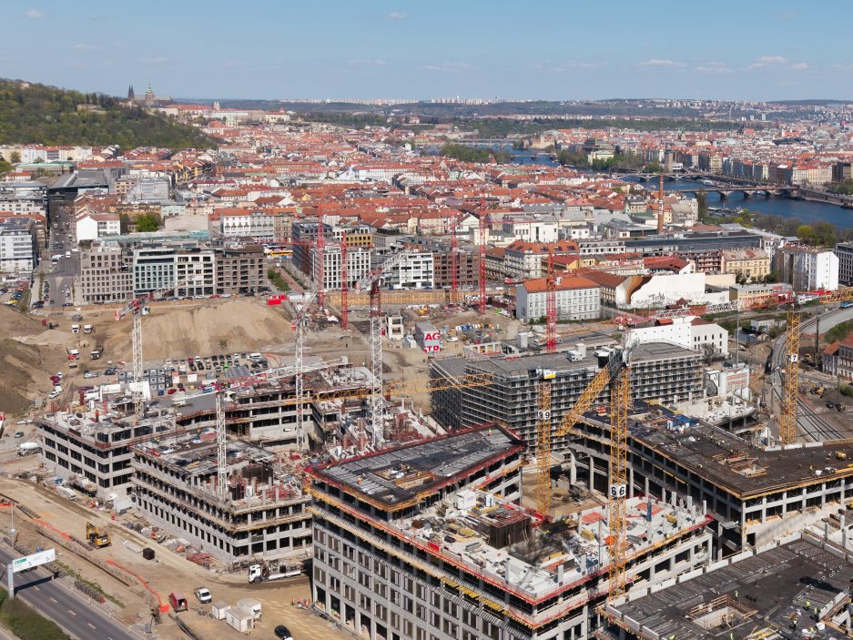 Největší urbanistický projekt v centru Prahy od dob Vinohrad míří do další fáze. Sekyra Group zahájila výstavbu tří nových bloků Smíchov City za pět miliard korun. Přinese téměř 800 bytů pro dva tisíce lidí.