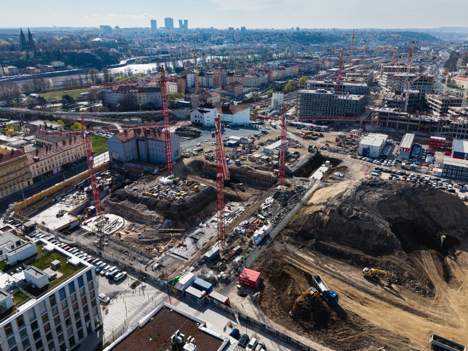 Největší urbanistický projekt v centru Prahy od dob Vinohrad míří do další fáze. Sekyra Group zahájila výstavbu tří nových bloků Smíchov City za pět miliard korun. Přinese téměř 800 bytů pro dva tisíce lidí.