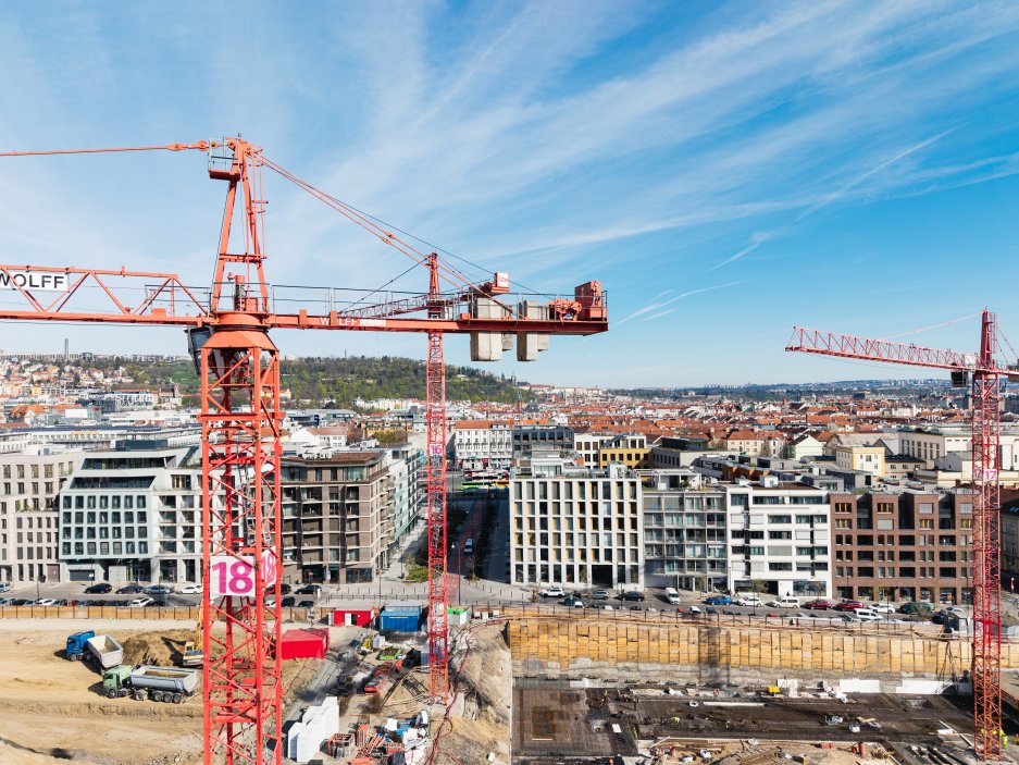 Největší urbanistický projekt v centru Prahy od dob Vinohrad míří do další fáze. Sekyra Group zahájila výstavbu tří nových bloků Smíchov City za pět miliard korun. Přinese téměř 800 bytů pro dva tisíce lidí.