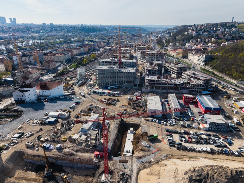 Největší urbanistický projekt v centru Prahy od dob Vinohrad míří do další fáze. Sekyra Group zahájila výstavbu tří nových bloků Smíchov City za pět miliard korun. Přinese téměř 800 bytů pro dva tisíce lidí.
