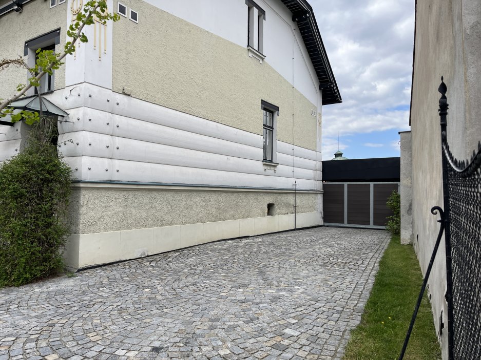 Samostatně stojící vila na pozemku o rozloze 1 287 metrů čtverečních spojuje prvky secese a rané moderny a nese rukopis autora, který patří k výrazným osobnostem moravské architektury první poloviny 20. století. Kovářova tvorba byla ovlivněna nejen vídeňskou školou, ale i americkou architekturou, s níž se seznámil během pobytu v New Yorku a Chicagu.