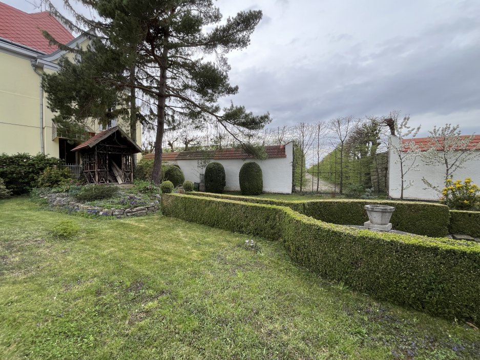 Samostatně stojící vila na pozemku o rozloze 1 287 metrů čtverečních spojuje prvky secese a rané moderny a nese rukopis autora, který patří k výrazným osobnostem moravské architektury první poloviny 20. století. Kovářova tvorba byla ovlivněna nejen vídeňskou školou, ale i americkou architekturou, s níž se seznámil během pobytu v New Yorku a Chicagu.
