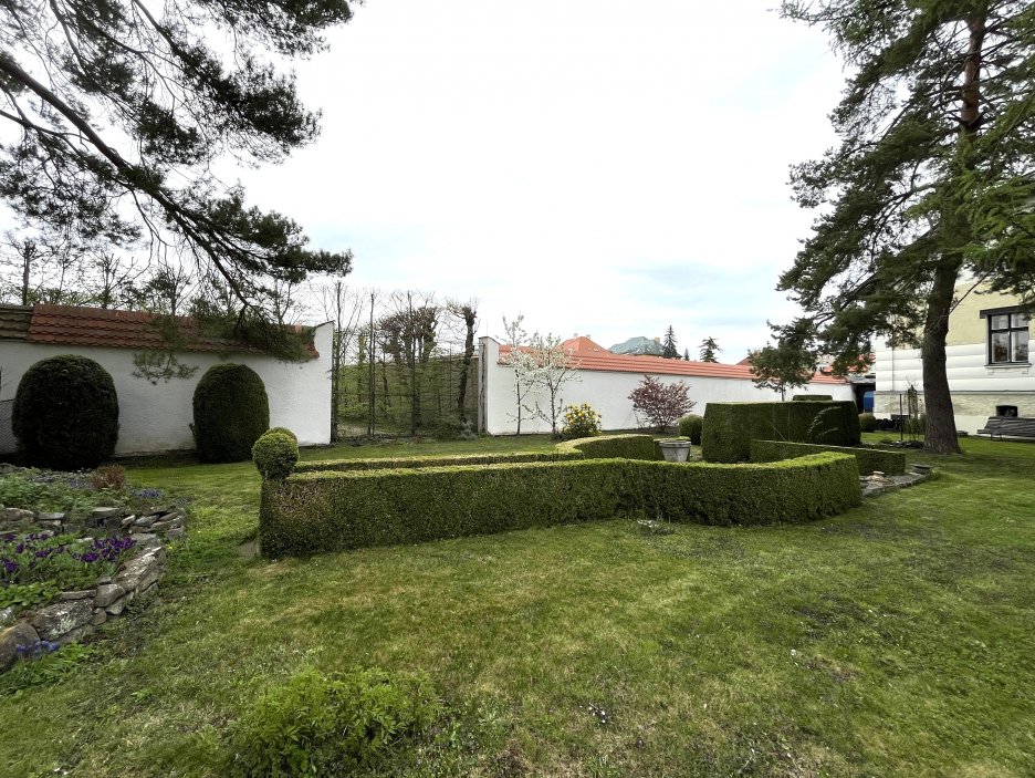 Samostatně stojící vila na pozemku o rozloze 1 287 metrů čtverečních spojuje prvky secese a rané moderny a nese rukopis autora, který patří k výrazným osobnostem moravské architektury první poloviny 20. století. Kovářova tvorba byla ovlivněna nejen vídeňskou školou, ale i americkou architekturou, s níž se seznámil během pobytu v New Yorku a Chicagu.