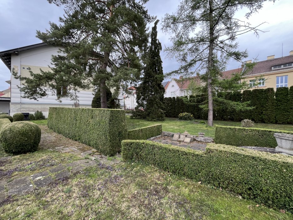 Samostatně stojící vila na pozemku o rozloze 1 287 metrů čtverečních spojuje prvky secese a rané moderny a nese rukopis autora, který patří k výrazným osobnostem moravské architektury první poloviny 20. století. Kovářova tvorba byla ovlivněna nejen vídeňskou školou, ale i americkou architekturou, s níž se seznámil během pobytu v New Yorku a Chicagu.