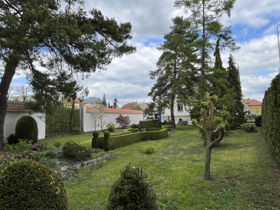 Samostatně stojící vila na pozemku o rozloze 1 287 metrů čtverečních spojuje prvky secese a rané moderny a nese rukopis autora, který patří k výrazným osobnostem moravské architektury první poloviny 20. století. Kovářova tvorba byla ovlivněna nejen vídeňskou školou, ale i americkou architekturou, s níž se seznámil během pobytu v New Yorku a Chicagu.