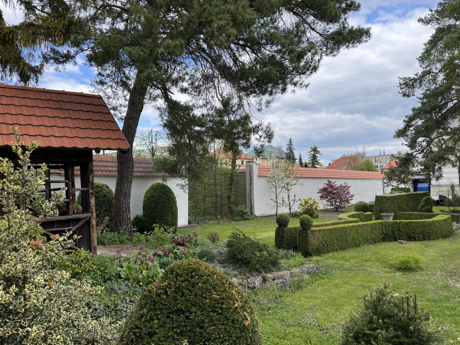 Samostatně stojící vila na pozemku o rozloze 1 287 metrů čtverečních spojuje prvky secese a rané moderny a nese rukopis autora, který patří k výrazným osobnostem moravské architektury první poloviny 20. století. Kovářova tvorba byla ovlivněna nejen vídeňskou školou, ale i americkou architekturou, s níž se seznámil během pobytu v New Yorku a Chicagu.
