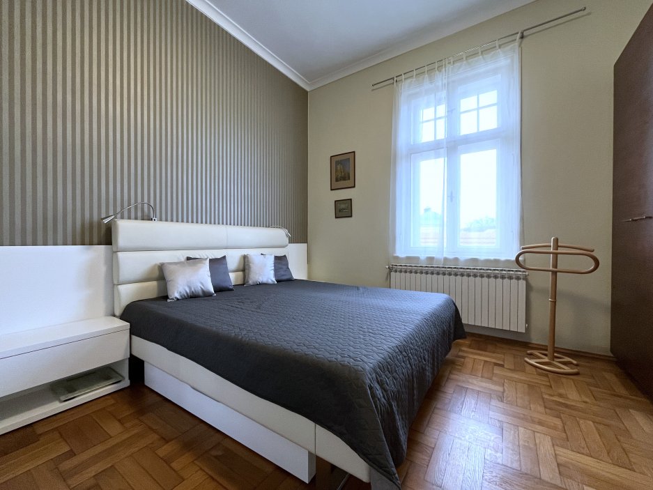 Samostatně stojící vila na pozemku o rozloze 1 287 metrů čtverečních spojuje prvky secese a rané moderny a nese rukopis autora, který patří k výrazným osobnostem moravské architektury první poloviny 20. století. Kovářova tvorba byla ovlivněna nejen vídeňskou školou, ale i americkou architekturou, s níž se seznámil během pobytu v New Yorku a Chicagu.