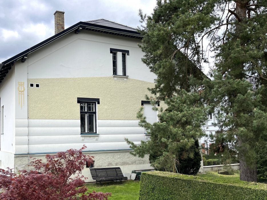 Samostatně stojící vila na pozemku o rozloze 1 287 metrů čtverečních spojuje prvky secese a rané moderny a nese rukopis autora, který patří k výrazným osobnostem moravské architektury první poloviny 20. století. Kovářova tvorba byla ovlivněna nejen vídeňskou školou, ale i americkou architekturou, s níž se seznámil během pobytu v New Yorku a Chicagu.