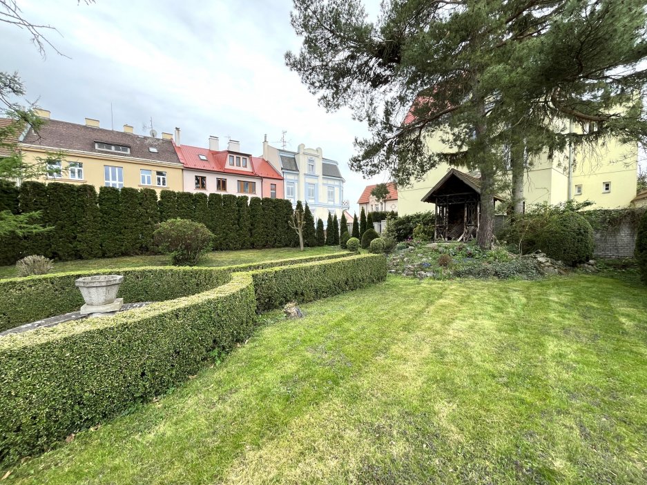 Samostatně stojící vila na pozemku o rozloze 1 287 metrů čtverečních spojuje prvky secese a rané moderny a nese rukopis autora, který patří k výrazným osobnostem moravské architektury první poloviny 20. století. Kovářova tvorba byla ovlivněna nejen vídeňskou školou, ale i americkou architekturou, s níž se seznámil během pobytu v New Yorku a Chicagu.