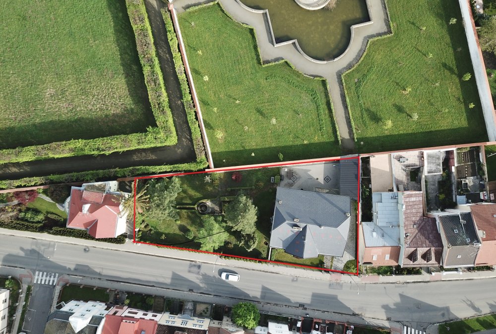 Samostatně stojící vila na pozemku o rozloze 1 287 metrů čtverečních spojuje prvky secese a rané moderny a nese rukopis autora, který patří k výrazným osobnostem moravské architektury první poloviny 20. století. Kovářova tvorba byla ovlivněna nejen vídeňskou školou, ale i americkou architekturou, s níž se seznámil během pobytu v New Yorku a Chicagu.