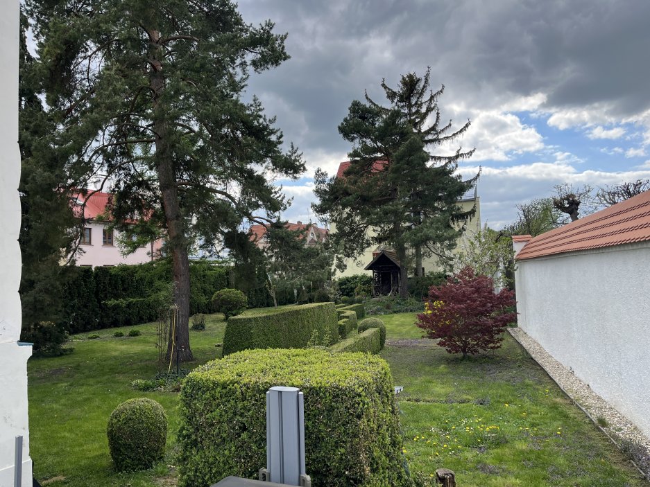 Samostatně stojící vila na pozemku o rozloze 1 287 metrů čtverečních spojuje prvky secese a rané moderny a nese rukopis autora, který patří k výrazným osobnostem moravské architektury první poloviny 20. století. Kovářova tvorba byla ovlivněna nejen vídeňskou školou, ale i americkou architekturou, s níž se seznámil během pobytu v New Yorku a Chicagu.