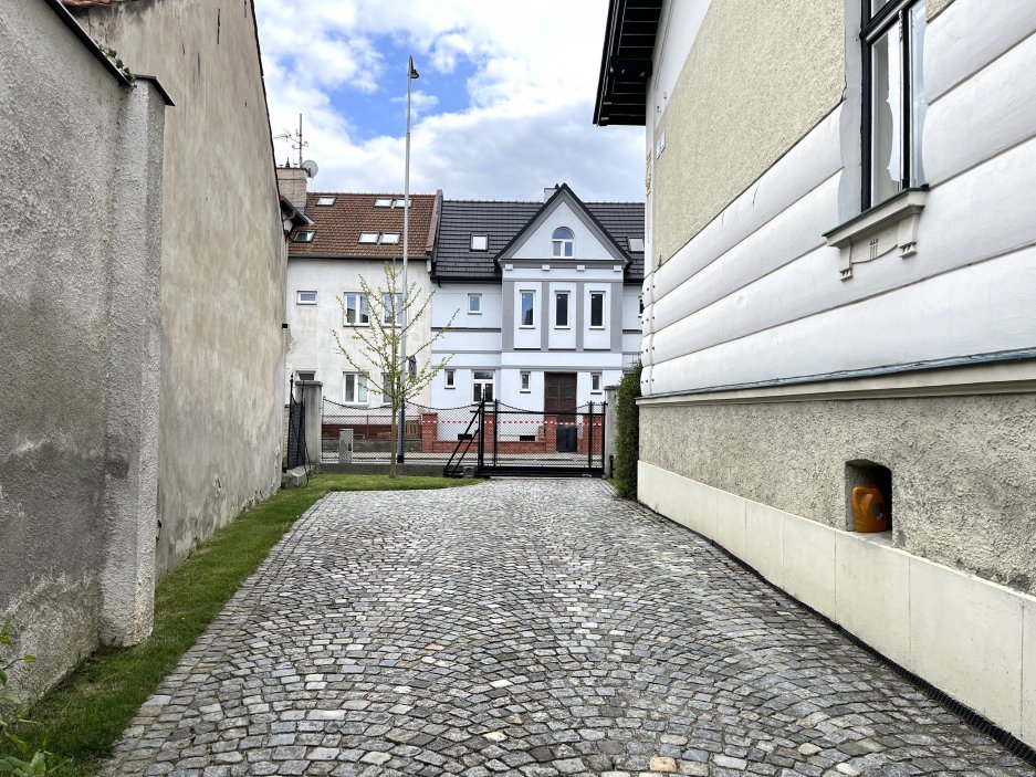 Samostatně stojící vila na pozemku o rozloze 1 287 metrů čtverečních spojuje prvky secese a rané moderny a nese rukopis autora, který patří k výrazným osobnostem moravské architektury první poloviny 20. století. Kovářova tvorba byla ovlivněna nejen vídeňskou školou, ale i americkou architekturou, s níž se seznámil během pobytu v New Yorku a Chicagu.