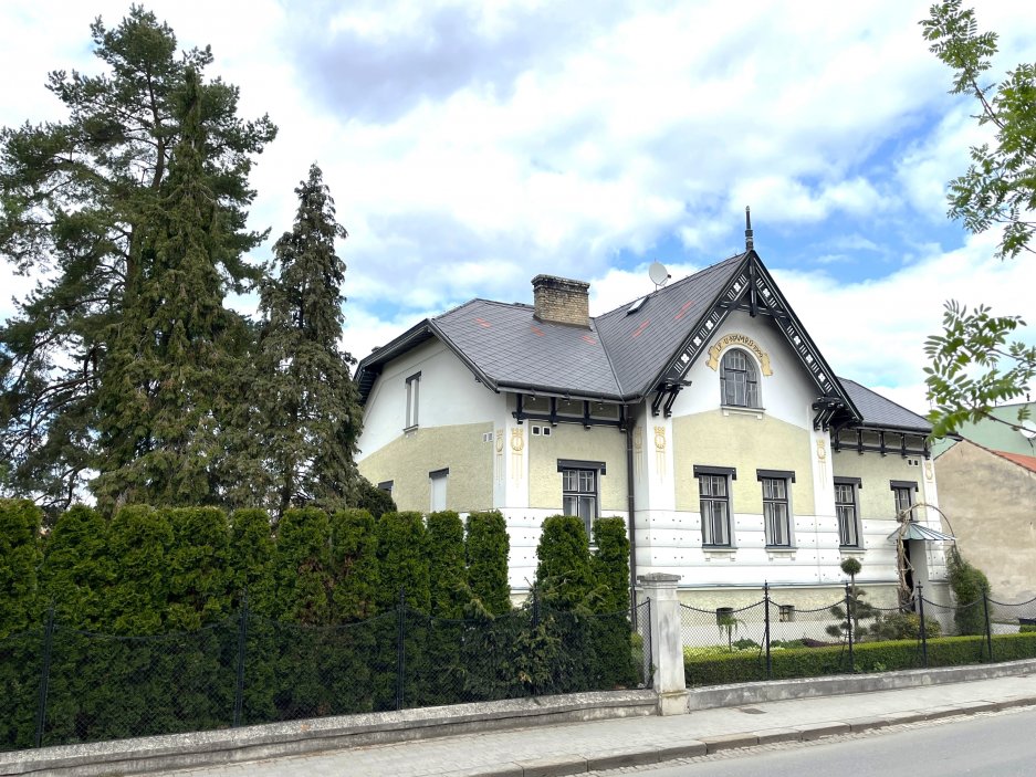 Samostatně stojící vila na pozemku o rozloze 1 287 metrů čtverečních spojuje prvky secese a rané moderny a nese rukopis autora, který patří k výrazným osobnostem moravské architektury první poloviny 20. století. Kovářova tvorba byla ovlivněna nejen vídeňskou školou, ale i americkou architekturou, s níž se seznámil během pobytu v New Yorku a Chicagu.