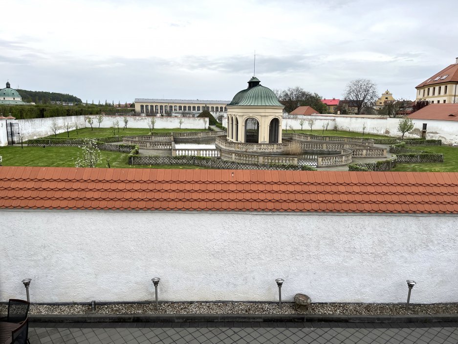 Samostatně stojící vila na pozemku o rozloze 1 287 metrů čtverečních spojuje prvky secese a rané moderny a nese rukopis autora, který patří k výrazným osobnostem moravské architektury první poloviny 20. století. Kovářova tvorba byla ovlivněna nejen vídeňskou školou, ale i americkou architekturou, s níž se seznámil během pobytu v New Yorku a Chicagu.