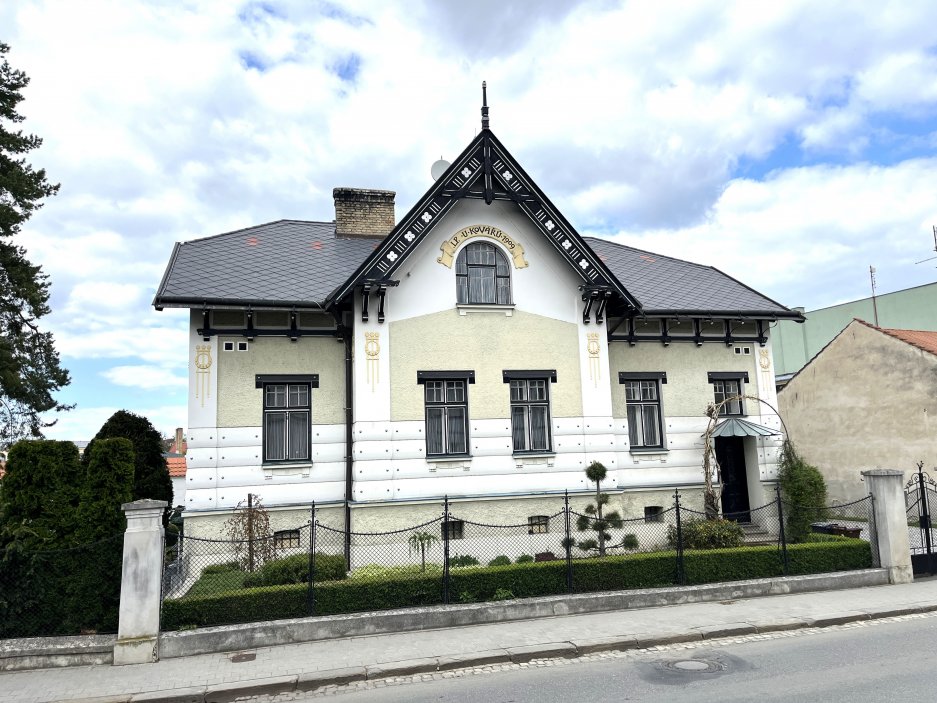 Samostatně stojící vila na pozemku o rozloze 1 287 metrů čtverečních spojuje prvky secese a rané moderny a nese rukopis autora, který patří k výrazným osobnostem moravské architektury první poloviny 20. století. Kovářova tvorba byla ovlivněna nejen vídeňskou školou, ale i americkou architekturou, s níž se seznámil během pobytu v New Yorku a Chicagu.