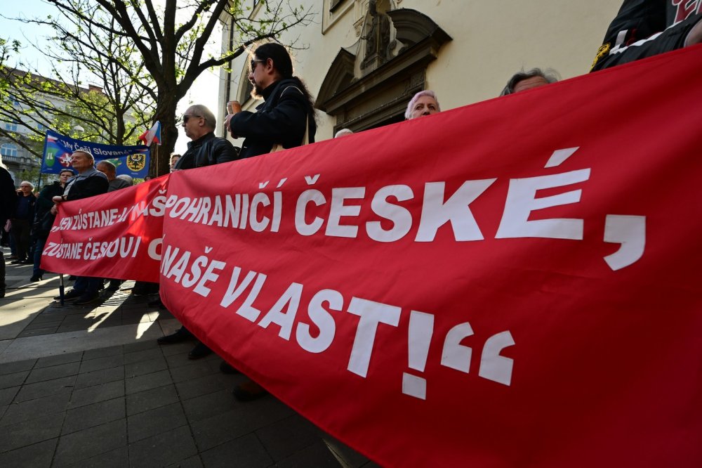 V Brně na akci SPD asi 500 lidí protestuje proti konání sjezdu sudetských Němců