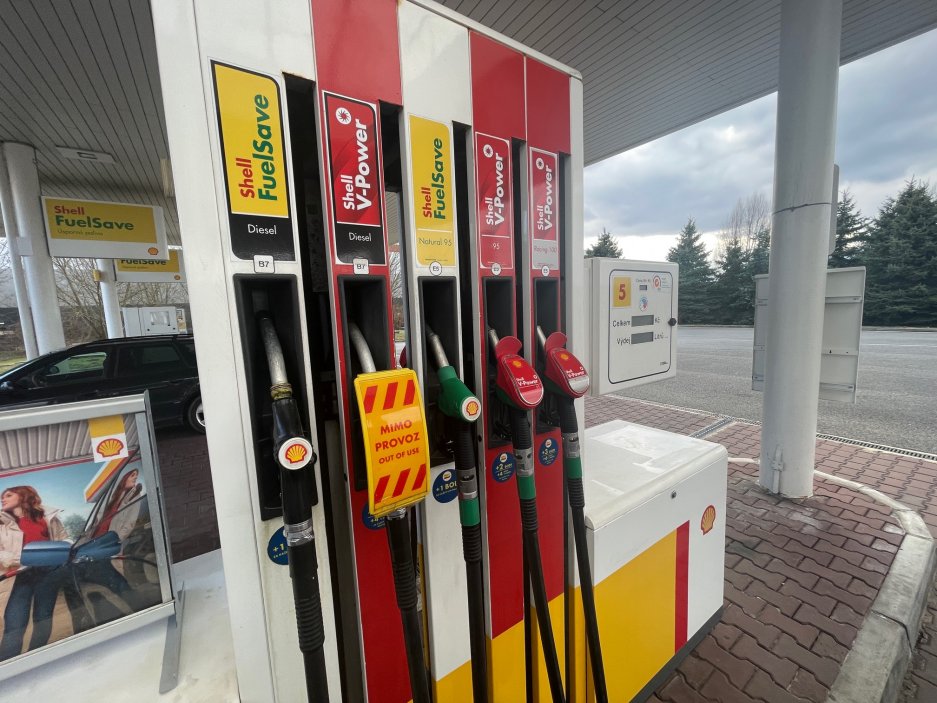 Čerpací stanice Shell u sjezdu na Liberec prodávala 5. března litr Naturalu 95 za skoro 46 korun.
