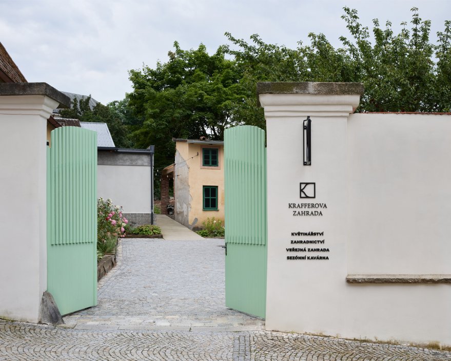 Zpustlá barokní zahrada se proměnila v jeden z nejzajímavějších projektů obnovy veřejného prostoru v Česku. Krafferova zahrada spojuje současnou architekturu, krajinářský design i komunitní život v centru Jindřichova Hradce. Proměna za 15 milionů korun ukazuje nový model práce s historickými brownfieldy.