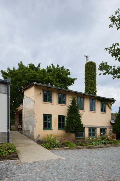 Zpustlá barokní zahrada se proměnila v jeden z nejzajímavějších projektů obnovy veřejného prostoru v Česku. Krafferova zahrada spojuje současnou architekturu, krajinářský design i komunitní život v centru Jindřichova Hradce. Proměna za 15 milionů korun ukazuje nový model práce s historickými brownfieldy.