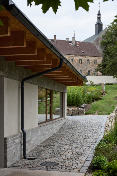 Zpustlá barokní zahrada se proměnila v jeden z nejzajímavějších projektů obnovy veřejného prostoru v Česku. Krafferova zahrada spojuje současnou architekturu, krajinářský design i komunitní život v centru Jindřichova Hradce. Proměna za 15 milionů korun ukazuje nový model práce s historickými brownfieldy.