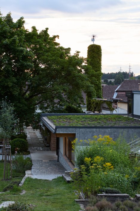 Zpustlá barokní zahrada se proměnila v jeden z nejzajímavějších projektů obnovy veřejného prostoru v Česku. Krafferova zahrada spojuje současnou architekturu, krajinářský design i komunitní život v centru Jindřichova Hradce. Proměna za 15 milionů korun ukazuje nový model práce s historickými brownfieldy.