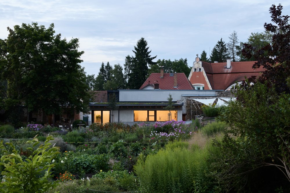 Zpustlá barokní zahrada se proměnila v jeden z nejzajímavějších projektů obnovy veřejného prostoru v Česku. Krafferova zahrada spojuje současnou architekturu, krajinářský design i komunitní život v centru Jindřichova Hradce. Proměna za 15 milionů korun ukazuje nový model práce s historickými brownfieldy.