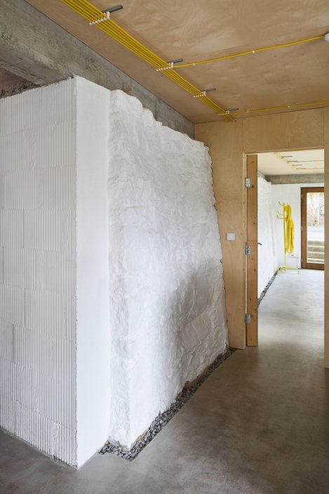 Zpustlá barokní zahrada se proměnila v jeden z nejzajímavějších projektů obnovy veřejného prostoru v Česku. Krafferova zahrada spojuje současnou architekturu, krajinářský design i komunitní život v centru Jindřichova Hradce. Proměna za 15 milionů korun ukazuje nový model práce s historickými brownfieldy.