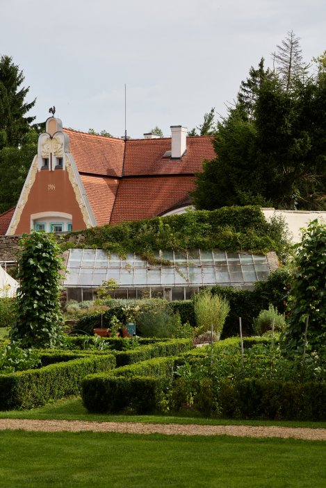 Zpustlá barokní zahrada se proměnila v jeden z nejzajímavějších projektů obnovy veřejného prostoru v Česku. Krafferova zahrada spojuje současnou architekturu, krajinářský design i komunitní život v centru Jindřichova Hradce. Proměna za 15 milionů korun ukazuje nový model práce s historickými brownfieldy.