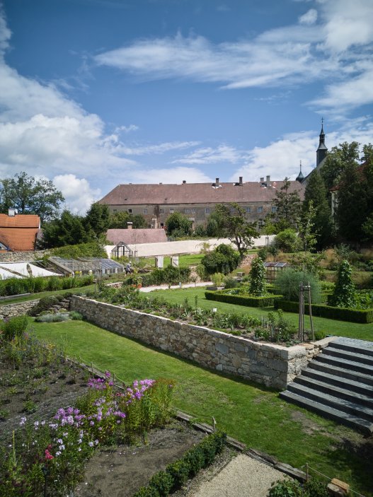 Zpustlá barokní zahrada se proměnila v jeden z nejzajímavějších projektů obnovy veřejného prostoru v Česku. Krafferova zahrada spojuje současnou architekturu, krajinářský design i komunitní život v centru Jindřichova Hradce. Proměna za 15 milionů korun ukazuje nový model práce s historickými brownfieldy.