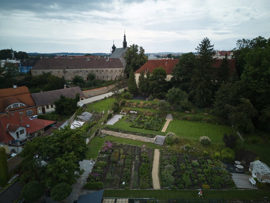 Zpustlá barokní zahrada se proměnila v jeden z nejzajímavějších projektů obnovy veřejného prostoru v Česku. Krafferova zahrada spojuje současnou architekturu, krajinářský design i komunitní život v centru Jindřichova Hradce. Proměna za 15 milionů korun ukazuje nový model práce s historickými brownfieldy.