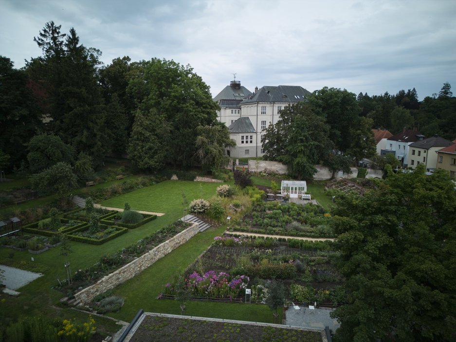 Zpustlá barokní zahrada se proměnila v jeden z nejzajímavějších projektů obnovy veřejného prostoru v Česku. Krafferova zahrada spojuje současnou architekturu, krajinářský design i komunitní život v centru Jindřichova Hradce. Proměna za 15 milionů korun ukazuje nový model práce s historickými brownfieldy.
