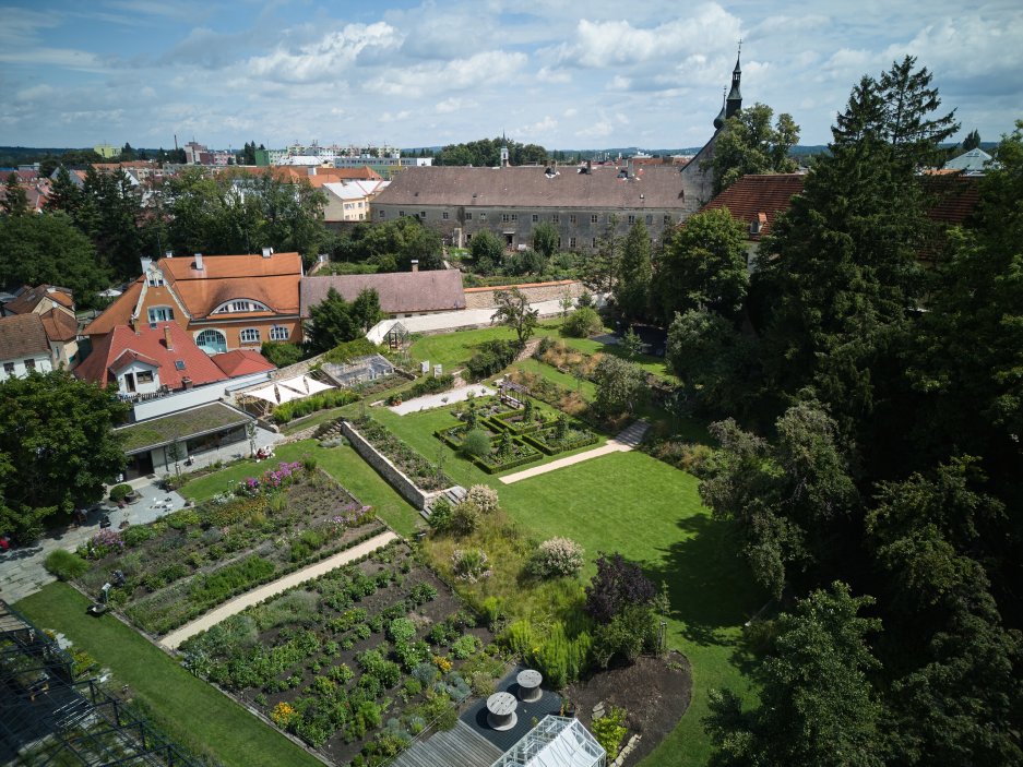 Zpustlá barokní zahrada se proměnila v jeden z nejzajímavějších projektů obnovy veřejného prostoru v Česku. Krafferova zahrada spojuje současnou architekturu, krajinářský design i komunitní život v centru Jindřichova Hradce. Proměna za 15 milionů korun ukazuje nový model práce s historickými brownfieldy.