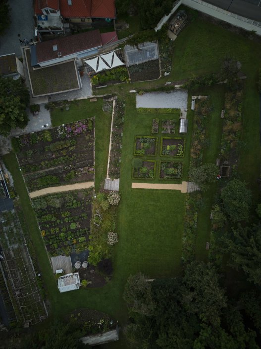 Zpustlá barokní zahrada se proměnila v jeden z nejzajímavějších projektů obnovy veřejného prostoru v Česku. Krafferova zahrada spojuje současnou architekturu, krajinářský design i komunitní život v centru Jindřichova Hradce. Proměna za 15 milionů korun ukazuje nový model práce s historickými brownfieldy.