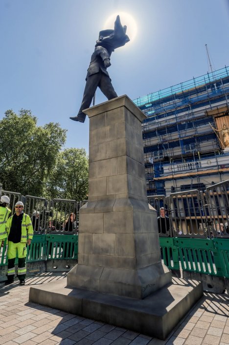 V centru Londýna byla vztyčena socha, k níž se přihlásil Banksy