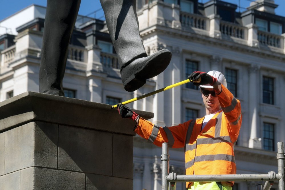 V centru Londýna byla vztyčena socha, k níž se přihlásil Banksy