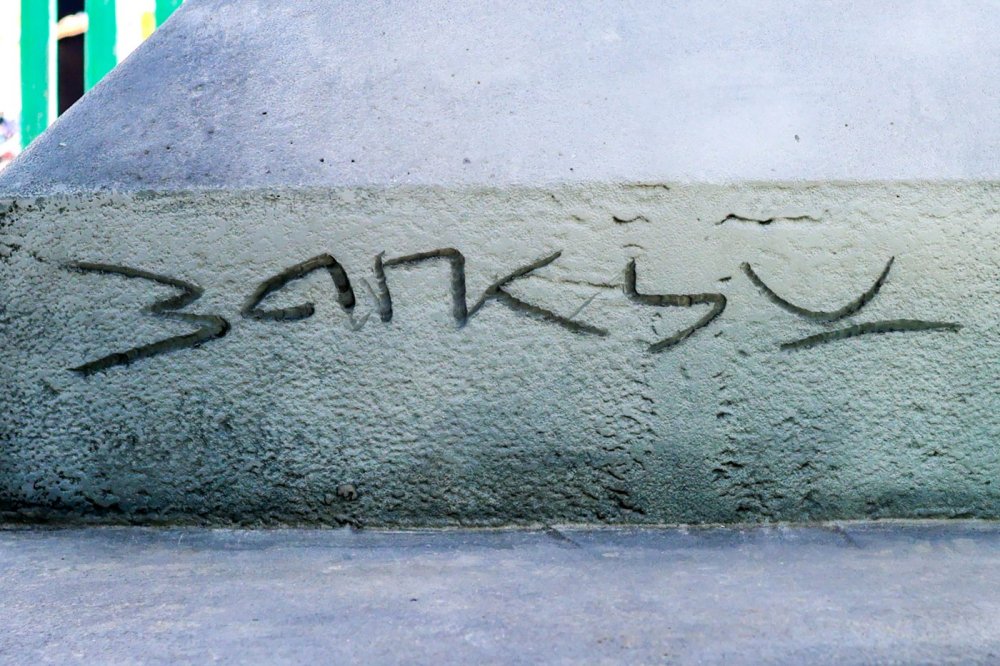 V centru Londýna byla vztyčena socha, k níž se přihlásil Banksy