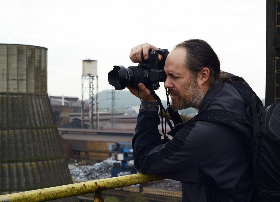 S fotoaparátem navštívil více než čtyři sta hutí, sléváren a oceláren po celém světě a vytvořil unikátní vizuální archiv mizejícího světa těžkého průmyslu. Fotograf Viktor Mácha, autor projektu Beauty of Steel, mluví o západních megahutích i rozpadajících se provozech na Urale