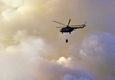 Vrtulníky s bambi vaky zasahují u požáru lesa v národním parku České Švýcarsko, 2. května 2026, Jetřichovice, Děčínsko.