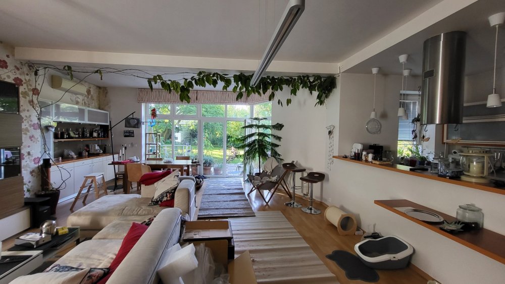 Přestavba vily v pražské Troji od kanceláře AMA architekti citlivě nahrazuje slabší zahradní část domu lehkým novým křídlem, které lépe propojuje interiér se zahradou. Projekt pracuje s terasou, zastíněním a atmosférou zimní zahrady, aniž by potlačil původní charakter vily.
