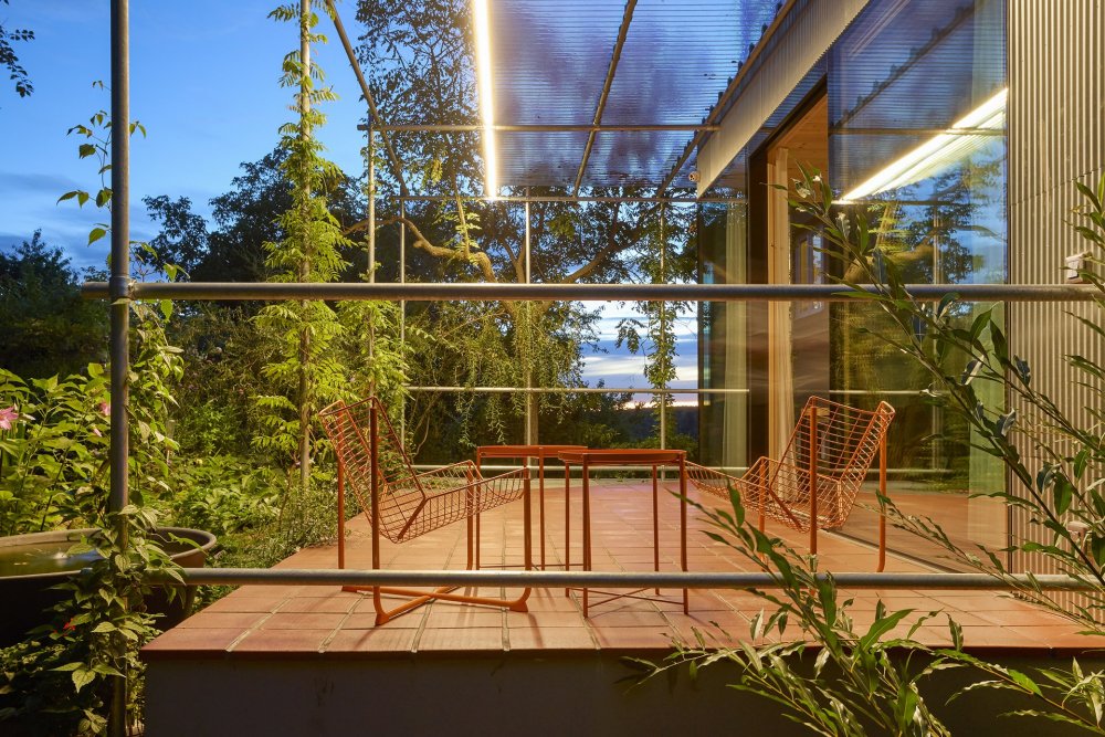 Přestavba vily v pražské Troji od kanceláře AMA architekti citlivě nahrazuje slabší zahradní část domu lehkým novým křídlem, které lépe propojuje interiér se zahradou. Projekt pracuje s terasou, zastíněním a atmosférou zimní zahrady, aniž by potlačil původní charakter vily.