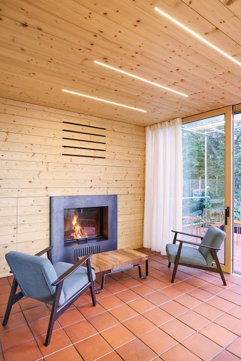 Přestavba vily v pražské Troji od kanceláře AMA architekti citlivě nahrazuje slabší zahradní část domu lehkým novým křídlem, které lépe propojuje interiér se zahradou. Projekt pracuje s terasou, zastíněním a atmosférou zimní zahrady, aniž by potlačil původní charakter vily.