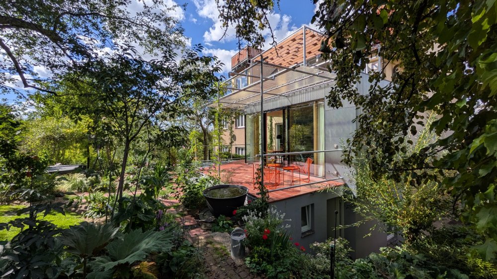Přestavba vily v pražské Troji od kanceláře AMA architekti citlivě nahrazuje slabší zahradní část domu lehkým novým křídlem, které lépe propojuje interiér se zahradou. Projekt pracuje s terasou, zastíněním a atmosférou zimní zahrady, aniž by potlačil původní charakter vily.