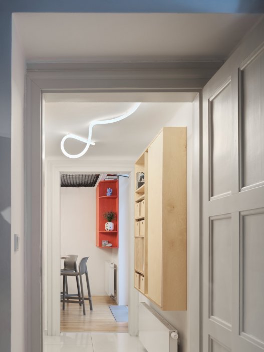 . Architekti z Hurá studia proměnili omezenou plochu ve vrstevnatý interiér, který využívá nejen půdorys, ale především výšku místností. Díky vestavbám, druhým úrovním, sítím a multifunkčnímu nábytku vznikl kompaktní byt s plnohodnotnou kuchyní, ložnicí rodičů i třemi samostatnými dětskými „kajutami“.