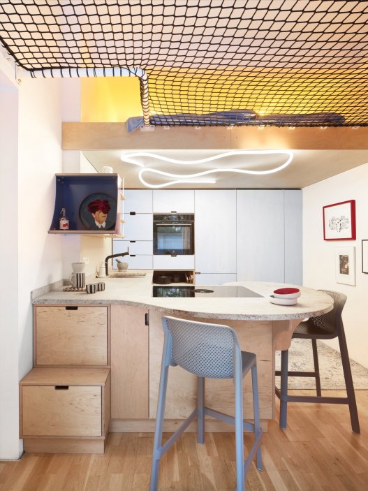 . Architekti z Hurá studia proměnili omezenou plochu ve vrstevnatý interiér, který využívá nejen půdorys, ale především výšku místností. Díky vestavbám, druhým úrovním, sítím a multifunkčnímu nábytku vznikl kompaktní byt s plnohodnotnou kuchyní, ložnicí rodičů i třemi samostatnými dětskými „kajutami“.
