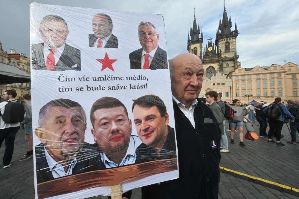 V Praze se na akci Milionu chvilek na podporu ČT a ČRo sešly tisíce lidí