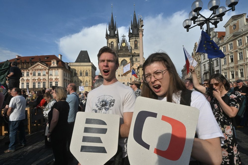 V Praze se na akci Milionu chvilek na podporu ČT a ČRo sešly tisíce lidí