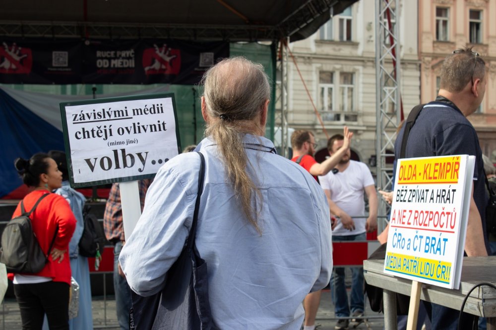 V Praze se na akci Milionu chvilek na podporu ČT a ČRo sešly tisíce lidí