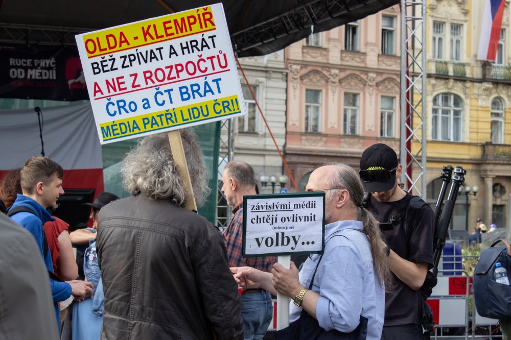 V Praze se na akci Milionu chvilek na podporu ČT a ČRo sešly tisíce lidí