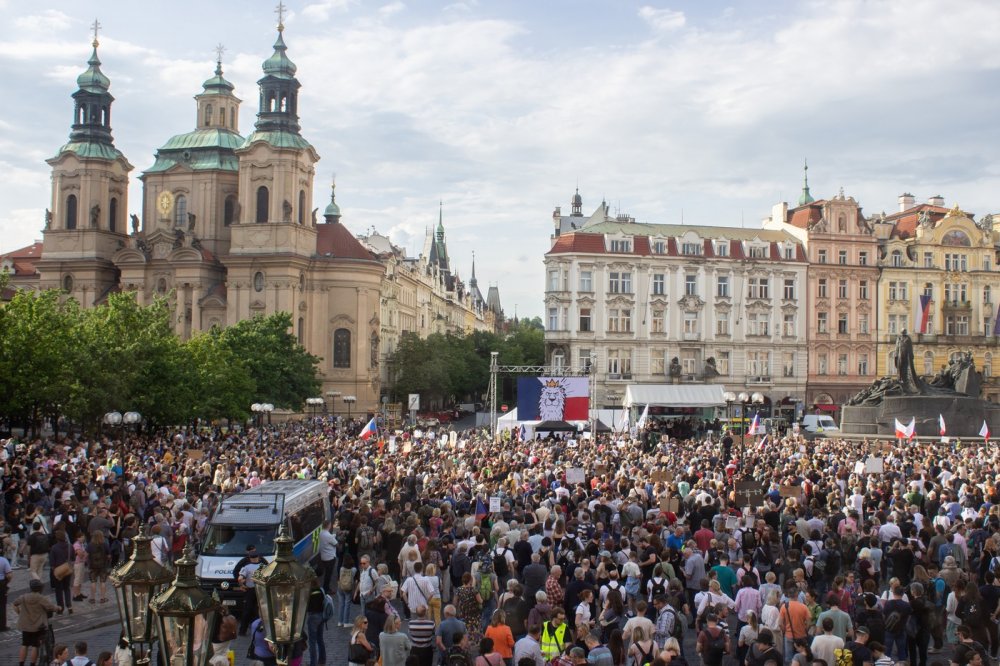 V Praze se na akci Milionu chvilek na podporu ČT a ČRo sešly tisíce lidí